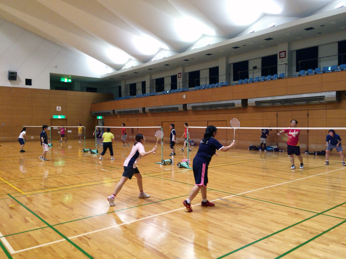 暑さが舞い戻った本日の与野体育館でのバドミントン